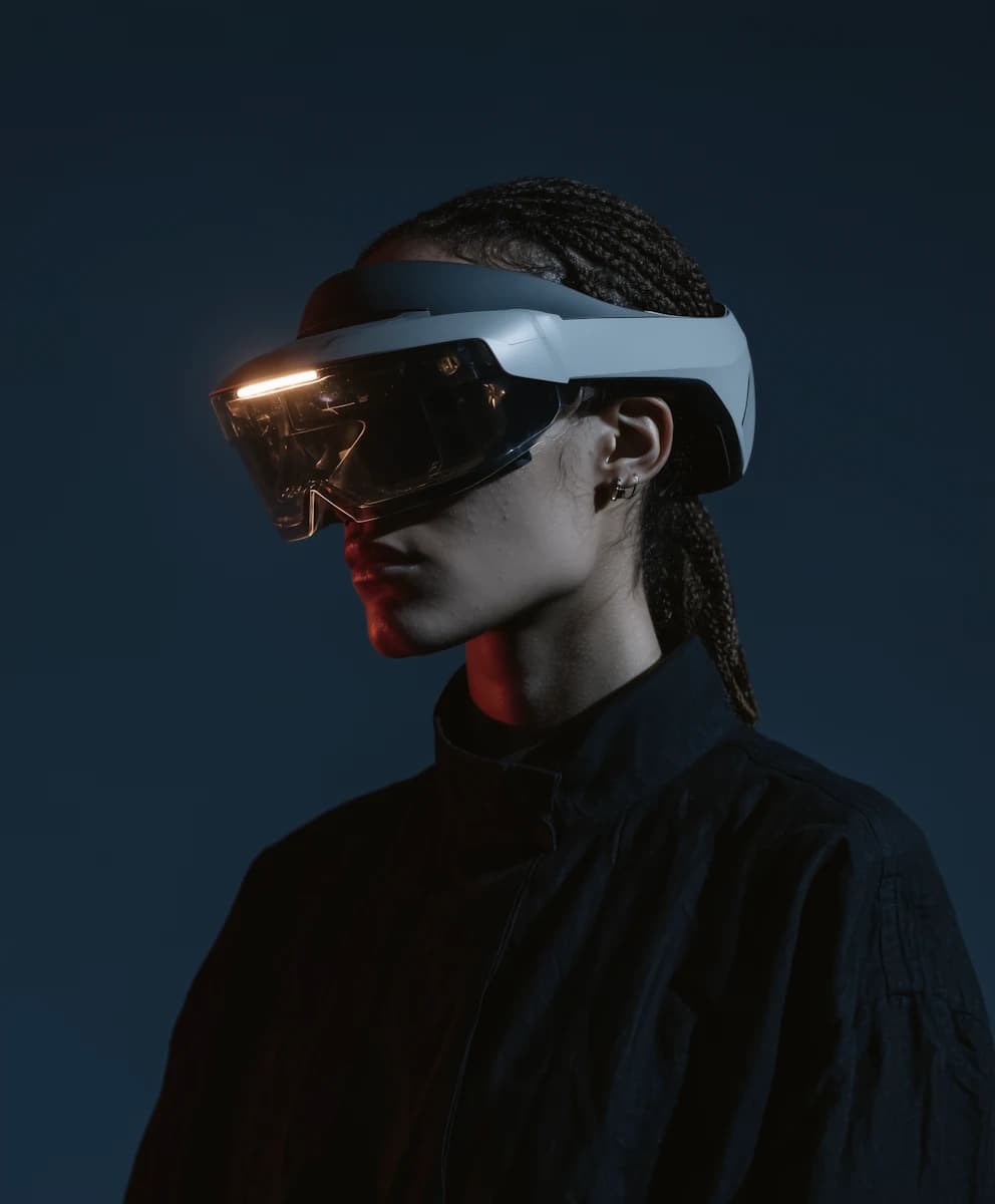 Persona utilizando un visor de realidad extendida